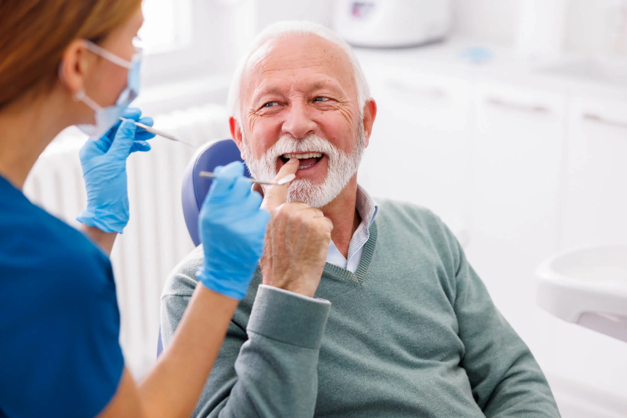 Dentists who take Medicare in Pembroke Pines performing a dental checkup on a patient.